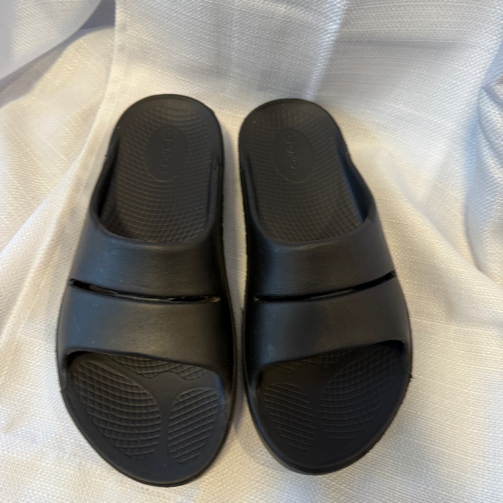 Oofos sandals/slides 🩴 Women’s size 8‎ black